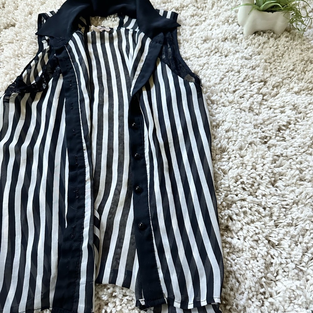Vintage Fashion magazine collared black & white sleeveless flowy summer …